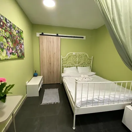 Nirvana's Compact Studio Apartament